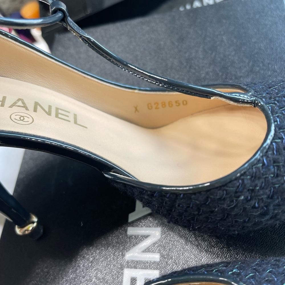 Chanel Tweed Heels. Navy blue.  Classy - Picture 10 of 10